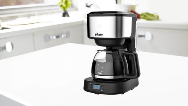 cafeteira elétrica progrmável com timer em cima de mesa de cozinha