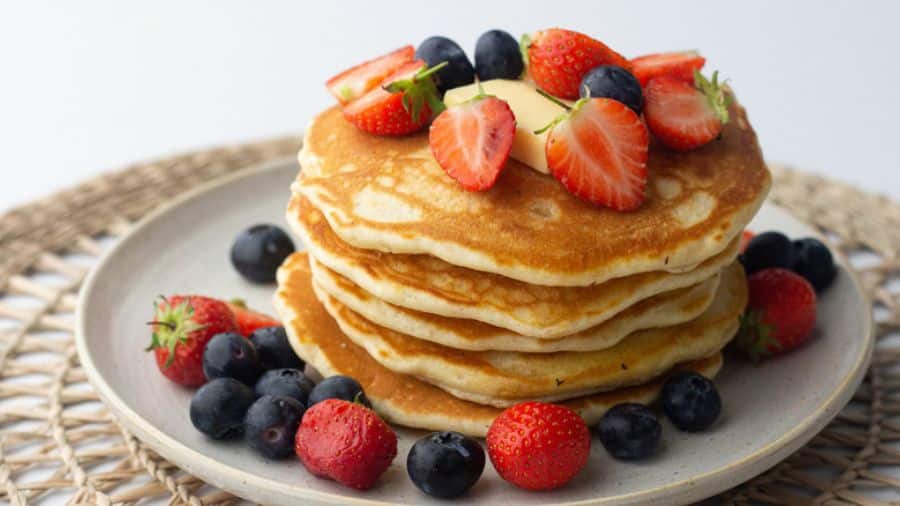 panquecas com recheio e calda de frutas frescas