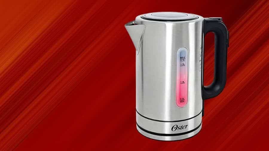 Chaleira elétrica inox com controle de temperatura sobre fundo vermelho, usada como imagem destacada do artigo