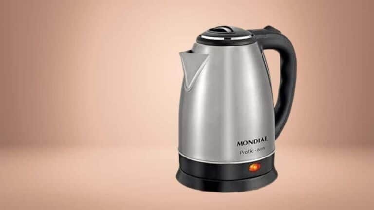 Chaleira elétrica inox Mondial com base preta sobre fundo marrom claro, usada como imagem destacada do artigo