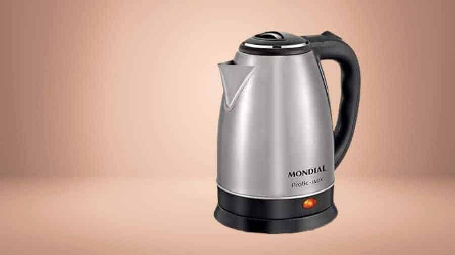 Chaleira elétrica inox Mondial com base preta sobre fundo marrom claro, usada como imagem destacada do artigo