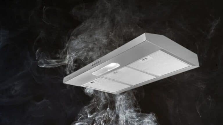 Depurador de ar 80cm inox em funcionamento com fumaça visível ao fundo escuro