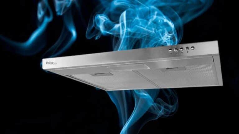 Depurador de ar inox em funcionamento com fumaça sendo sugada, usada como imagem destacada do artigo