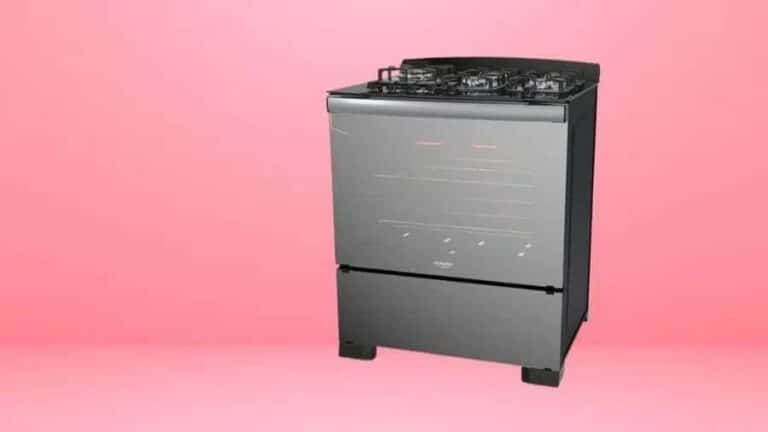 Fogão 5 bocas com grill em acabamento inox sobre fundo rosa, usada como imagem destacada do artigo