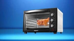 Forno elétrico de 60 litros preparando frango no espeto, usado como imagem destacada do artigo.