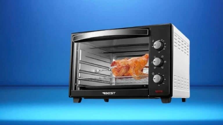Forno elétrico de 60 litros preparando frango no espeto, usado como imagem destacada do artigo.