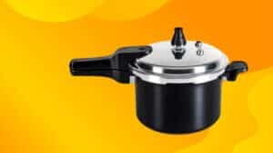 Panela de pressão inox com cabo preto e tampa fechada, usada como imagem destacada do artigo