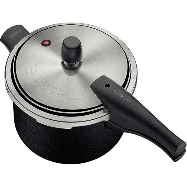 Imagem da panela de pressÒo Tramontina Vancouver no formato quadrado com foco nos detalhes visuais