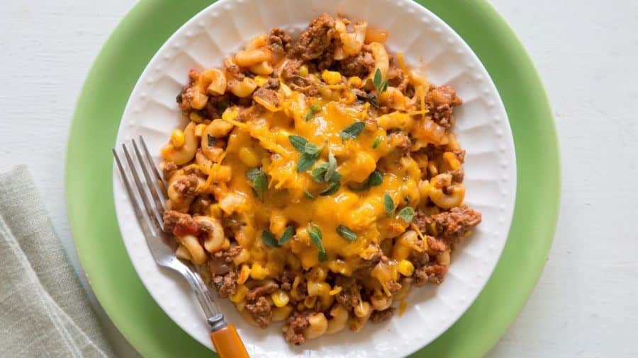 Macarrão com carne moída e queijo cheddar derretido por cima