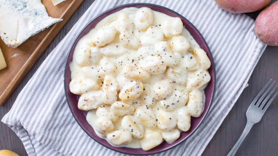 Macarrão cremoso com frango em cubos e molho branco encorpado