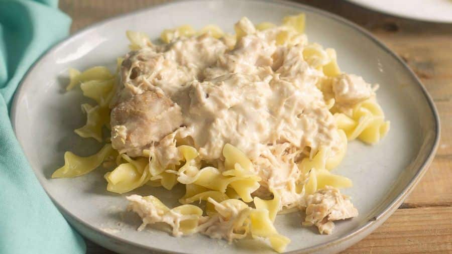 Macarrão cremoso com frango em cubos e molho branco encorpado