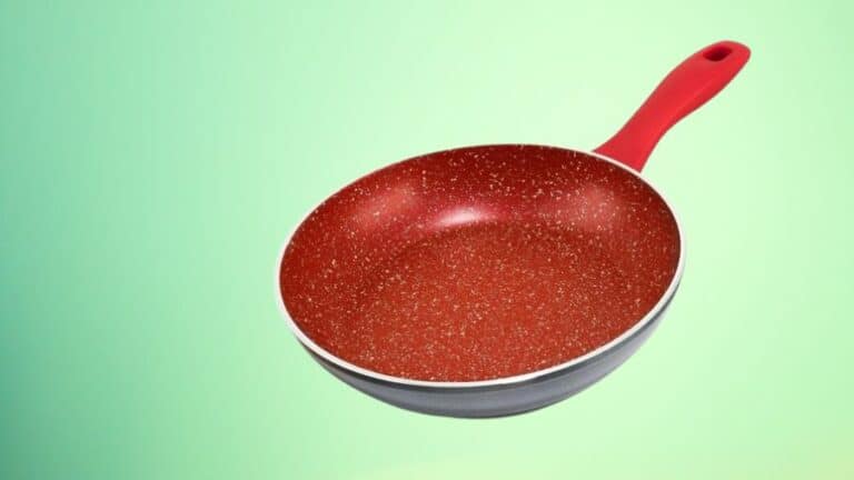 Frigideira antiaderente com interior vermelho e cabo vermelho em fundo verde, usada como imagem destacada do artigo