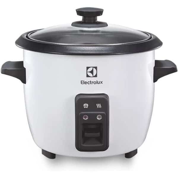 Imagem da panela de pressão elétrica Electrolux Efficient RCB50 1,3L no formato quadrado com foco nos detalhes visuais